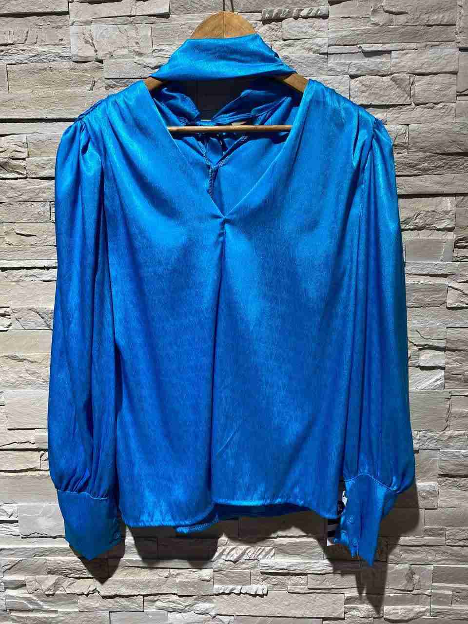 Blusa in raso scollata