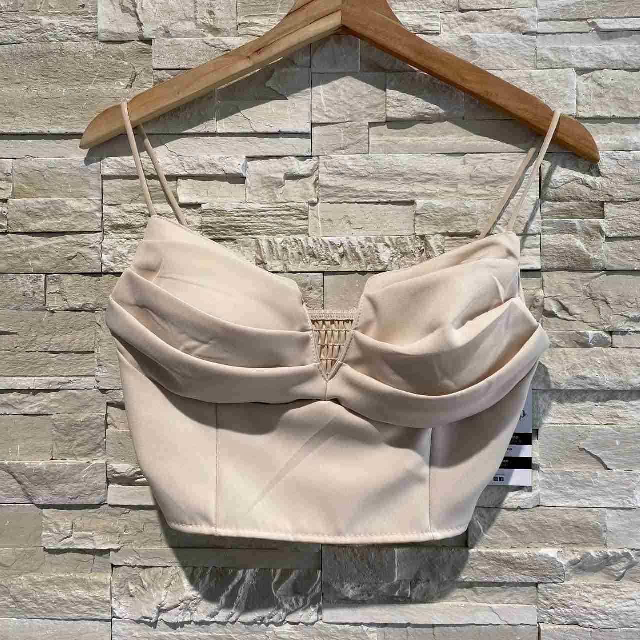 Top scollo a v con drappeggi
