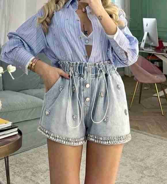 Shorts caramella con diamantini