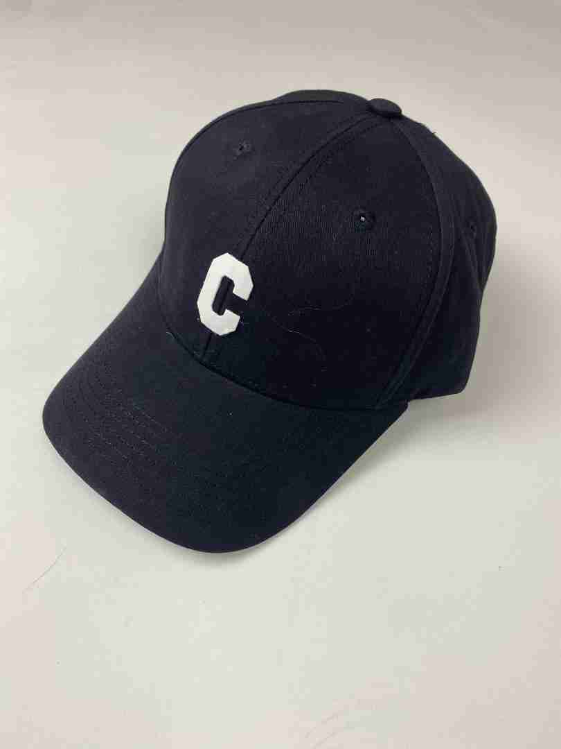 Cappellino con lettera c