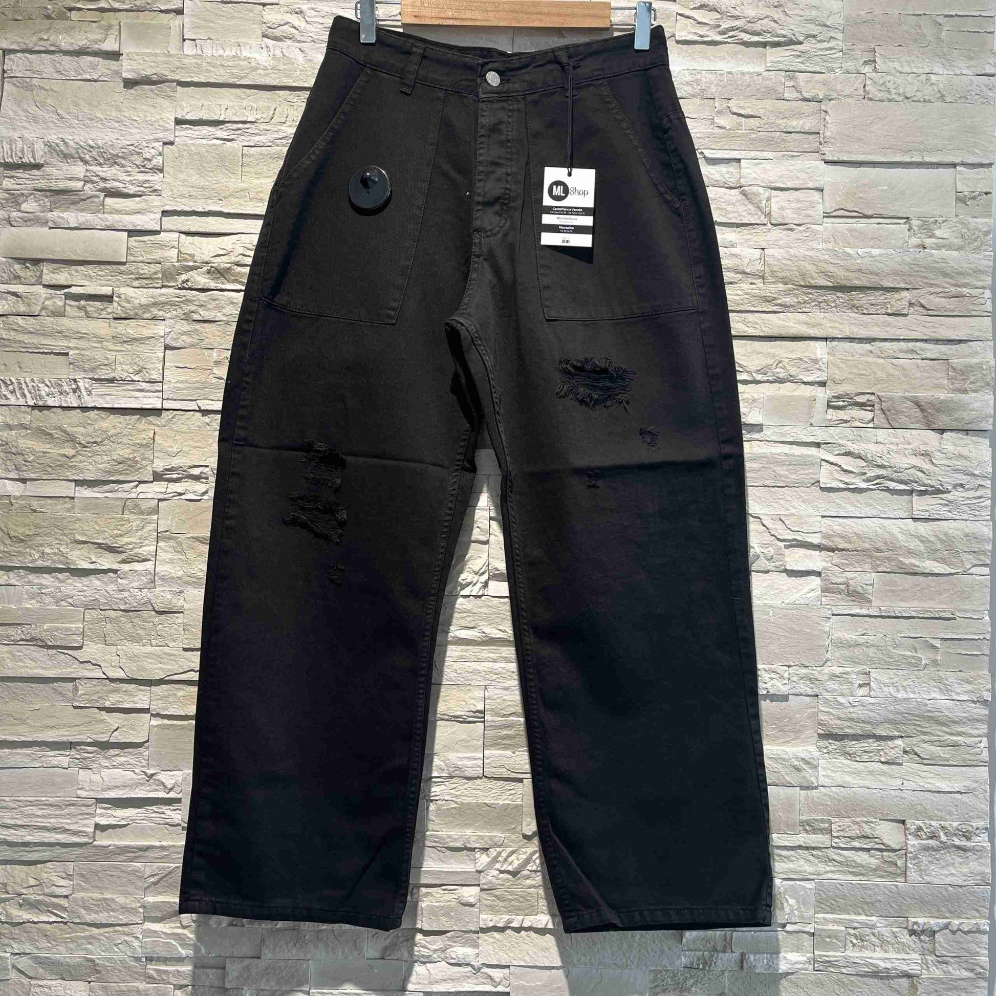 Jeans nero strappato con tasche oblique