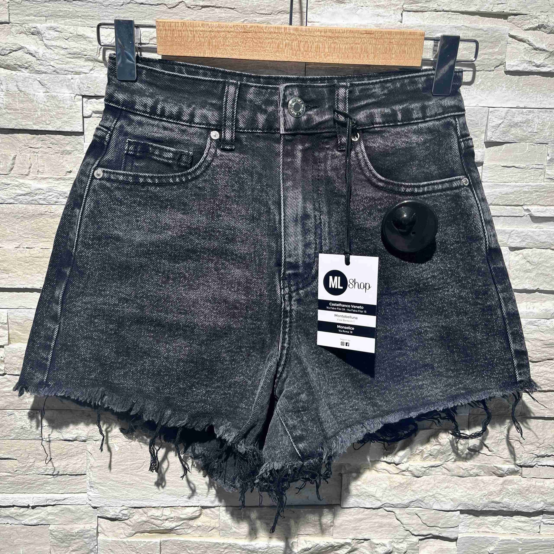Shorts grigio scuro taglio vivo