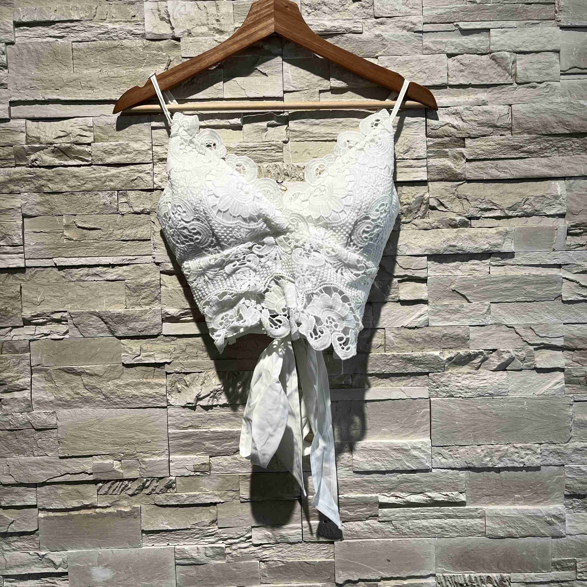 Top in pizzo con fiocco nella schiena