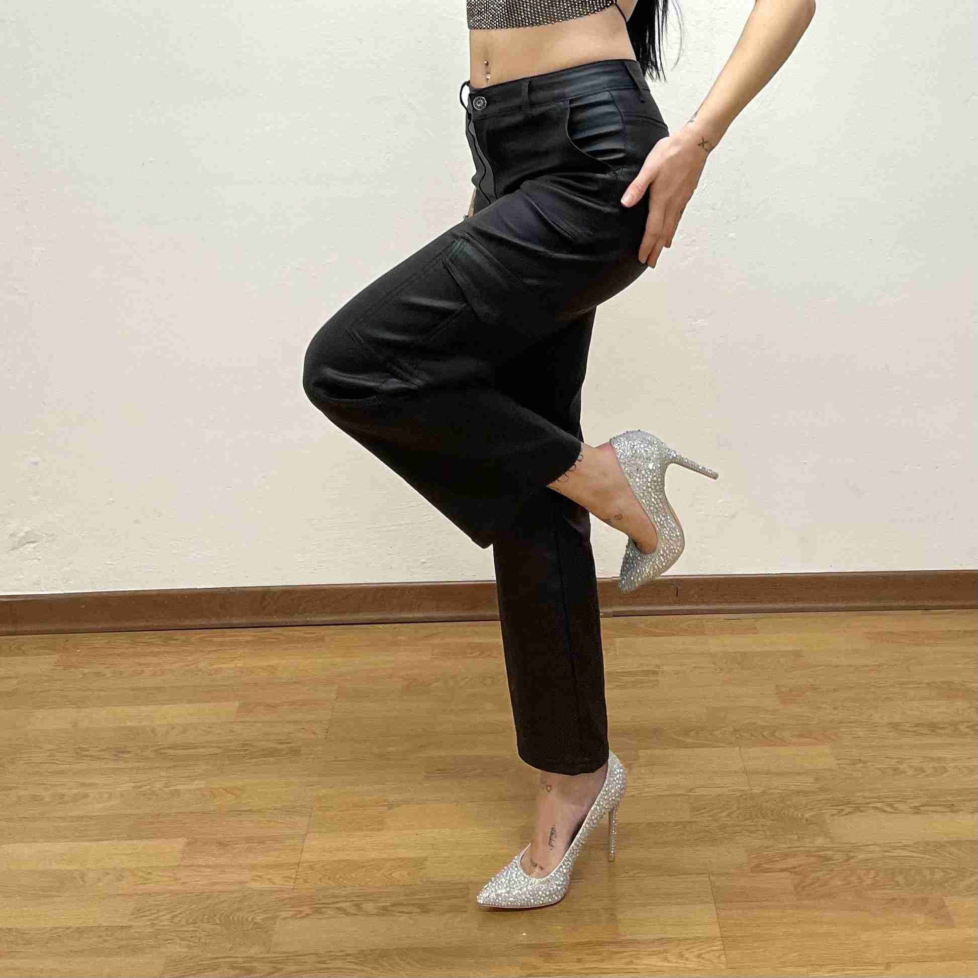 Pantaloni cargo wide leg in ecopelle