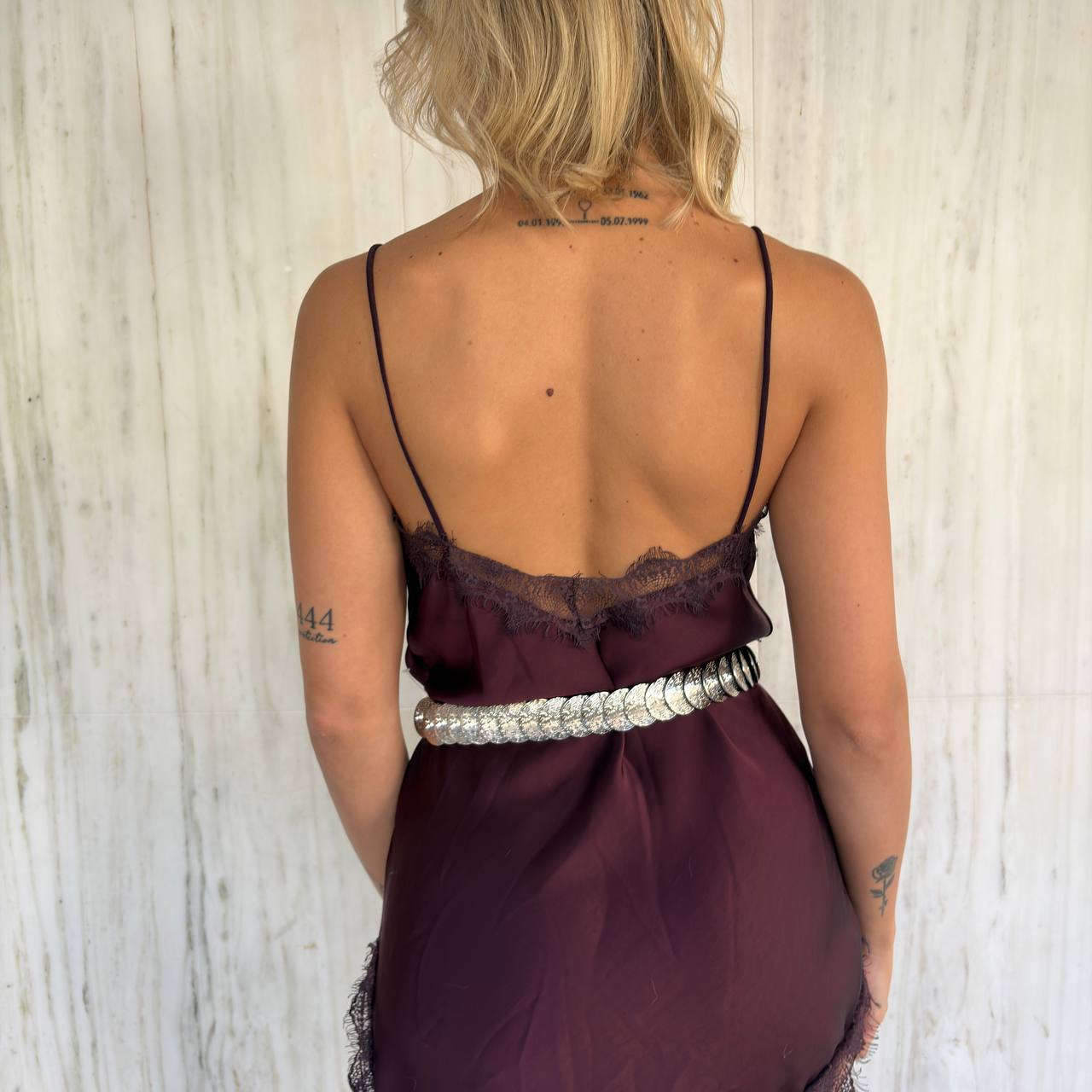 Abito satinato confidence con inserti in pizzo