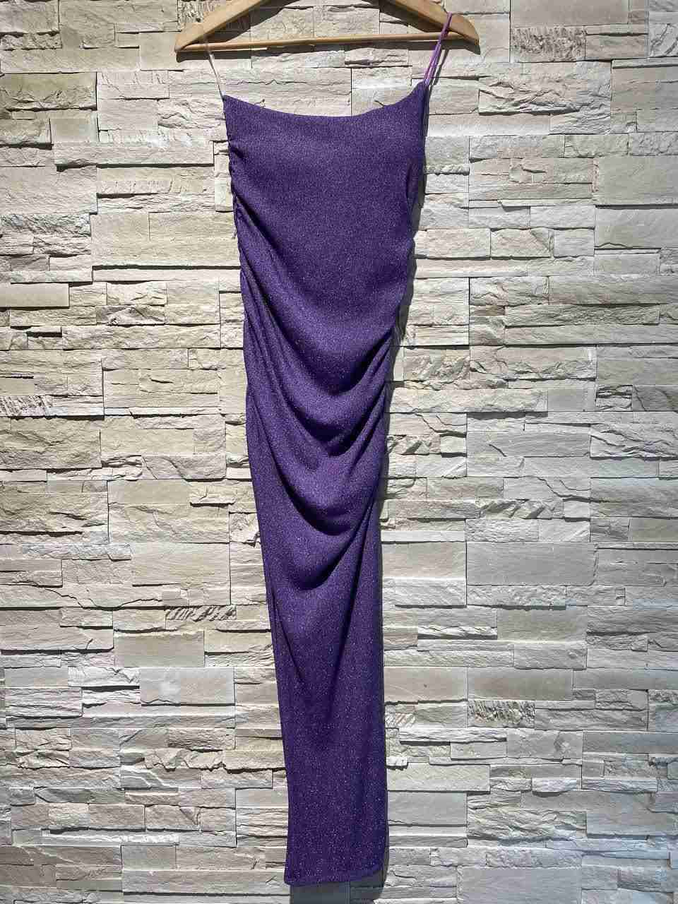 Abito irregolare monospalla con super spacco