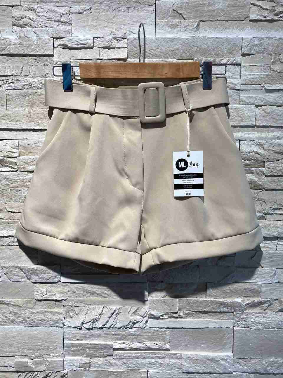 Shorts eleganti con cinturino in vita