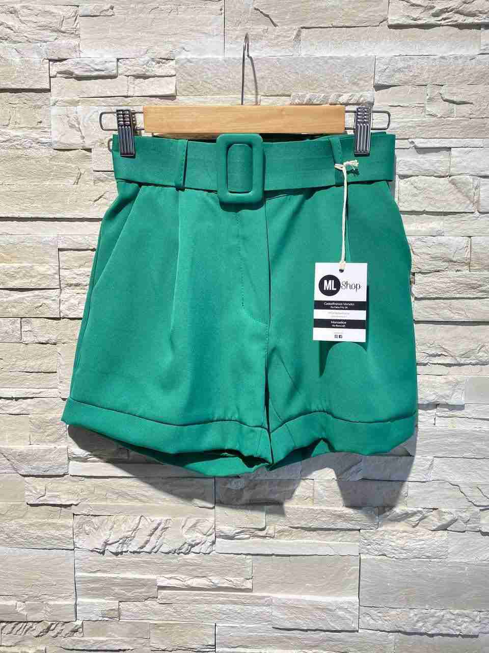 Shorts eleganti con cinturino in vita