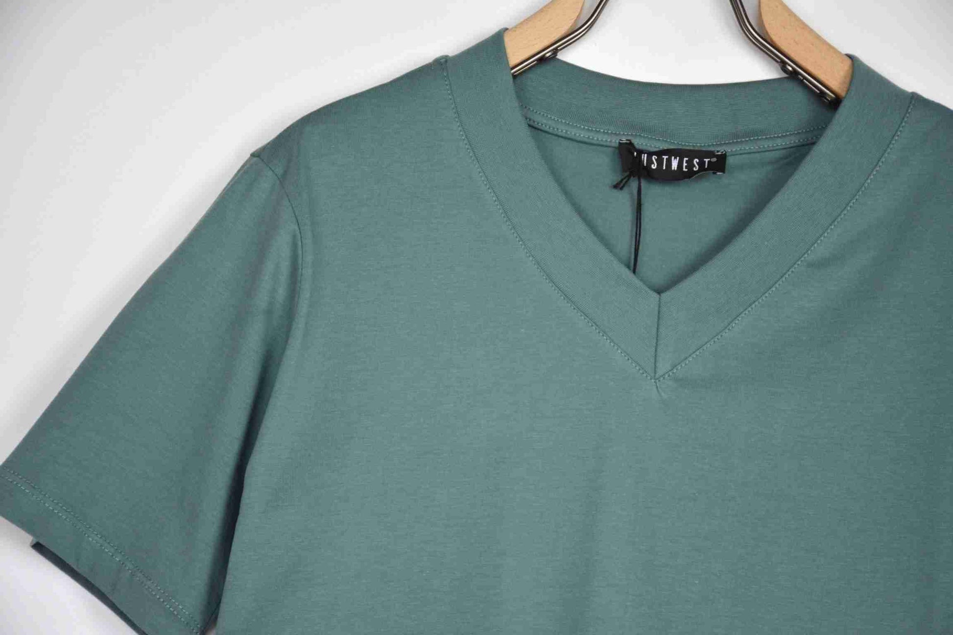 T-shirt basic scollo a v