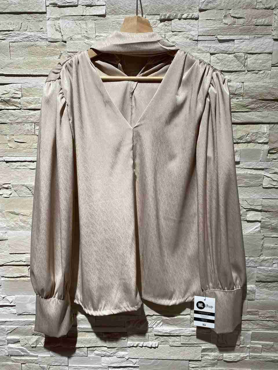 Blusa in raso scollata