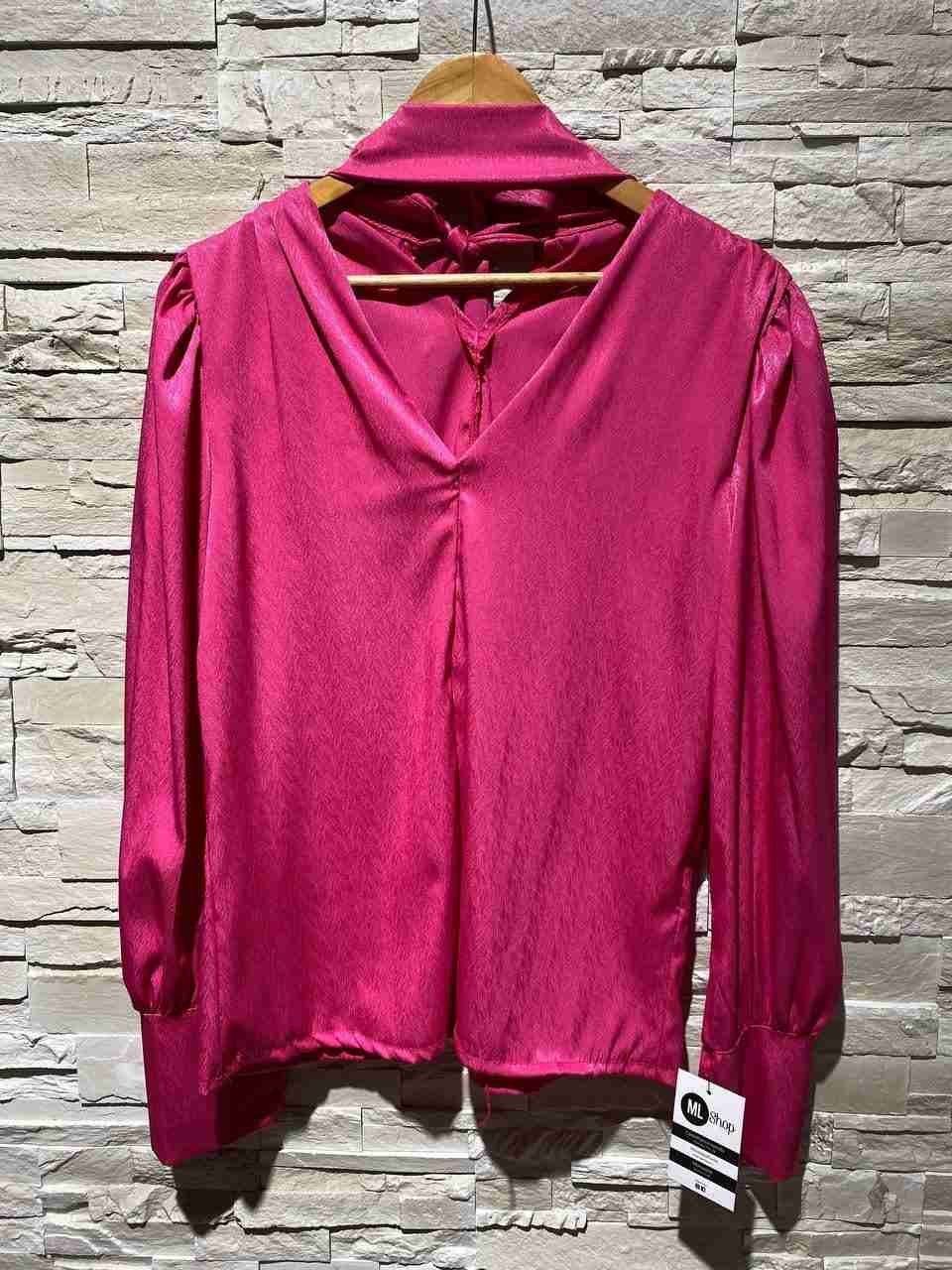 Blusa in raso scollata