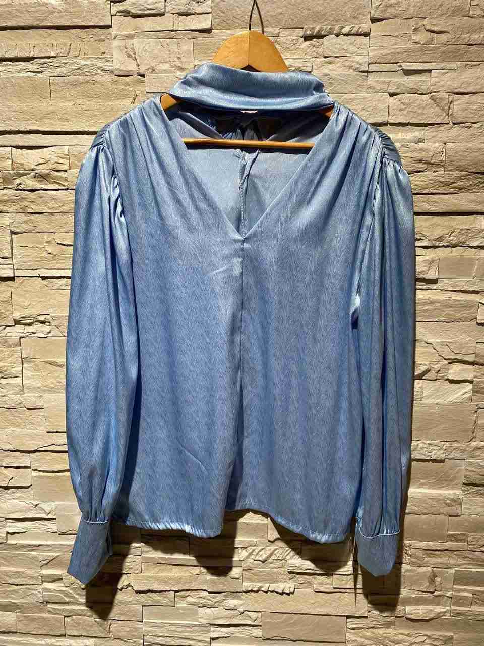 Blusa in raso scollata