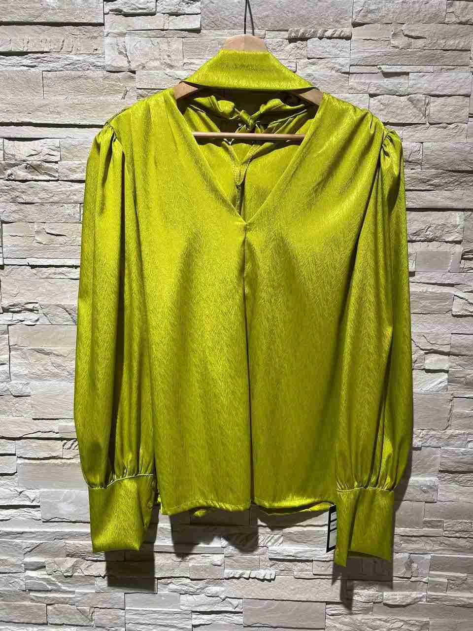 Blusa in raso scollata