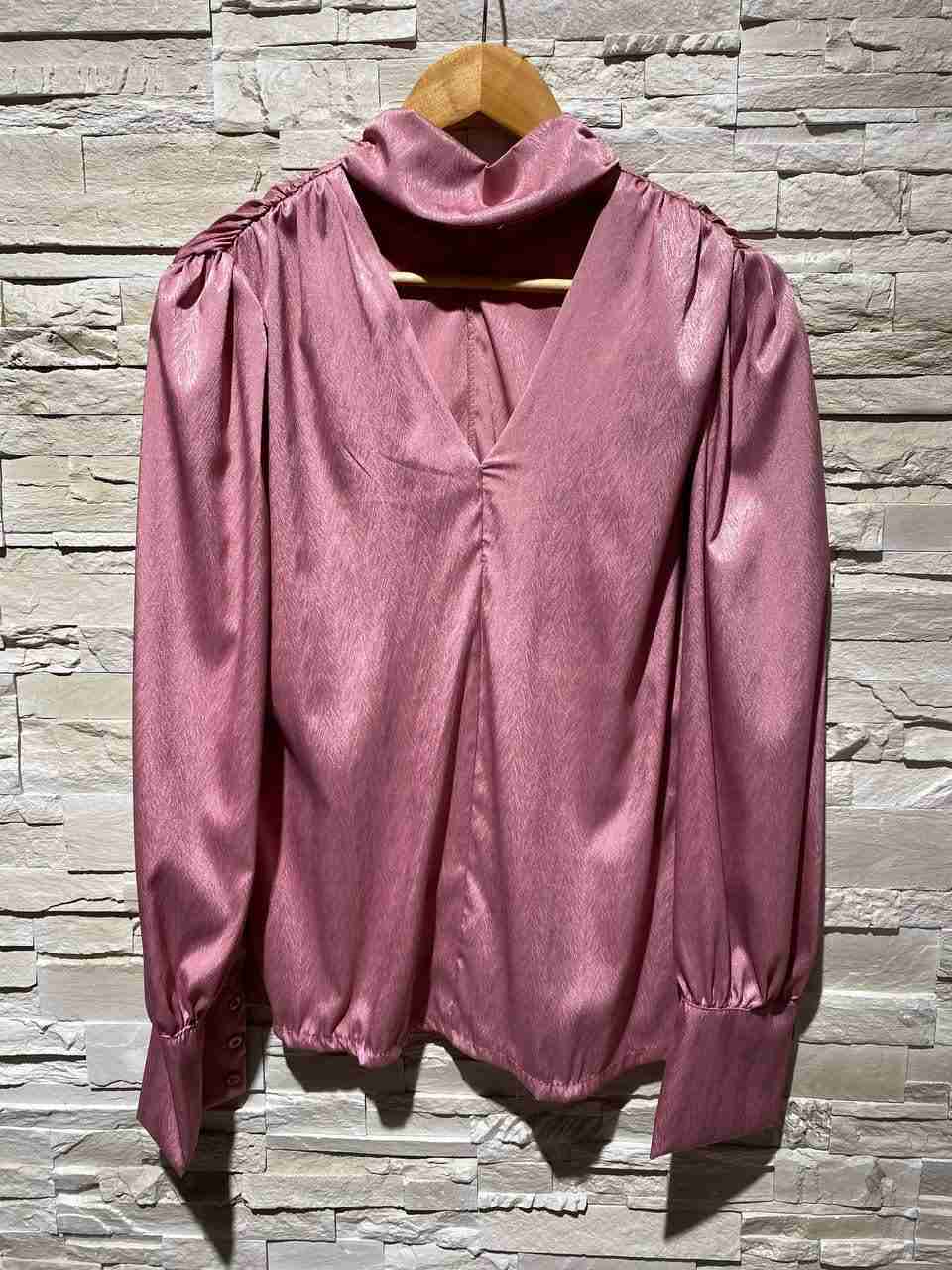 Blusa in raso scollata
