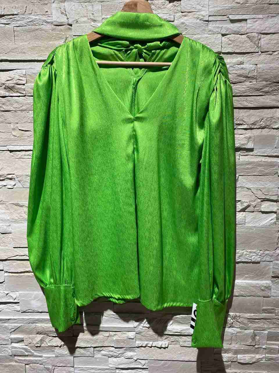 Blusa in raso scollata