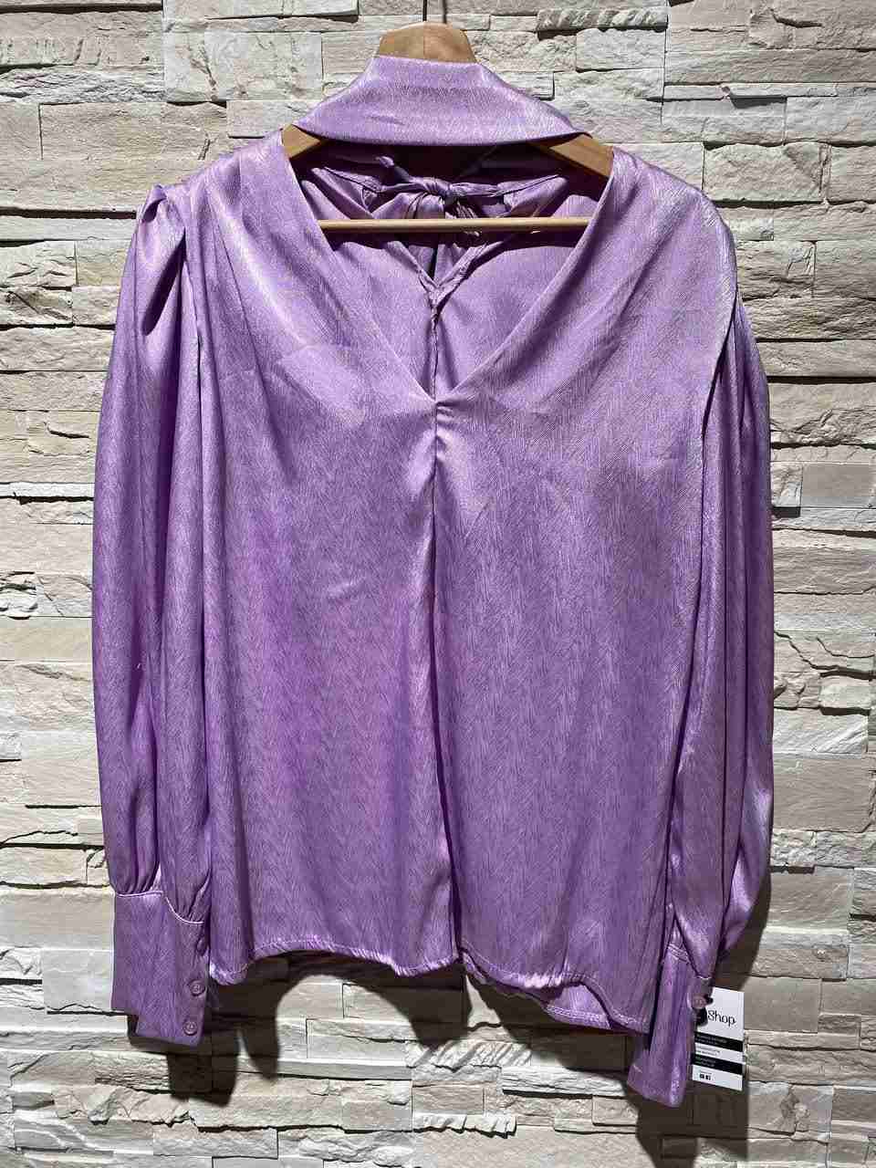 Blusa in raso scollata