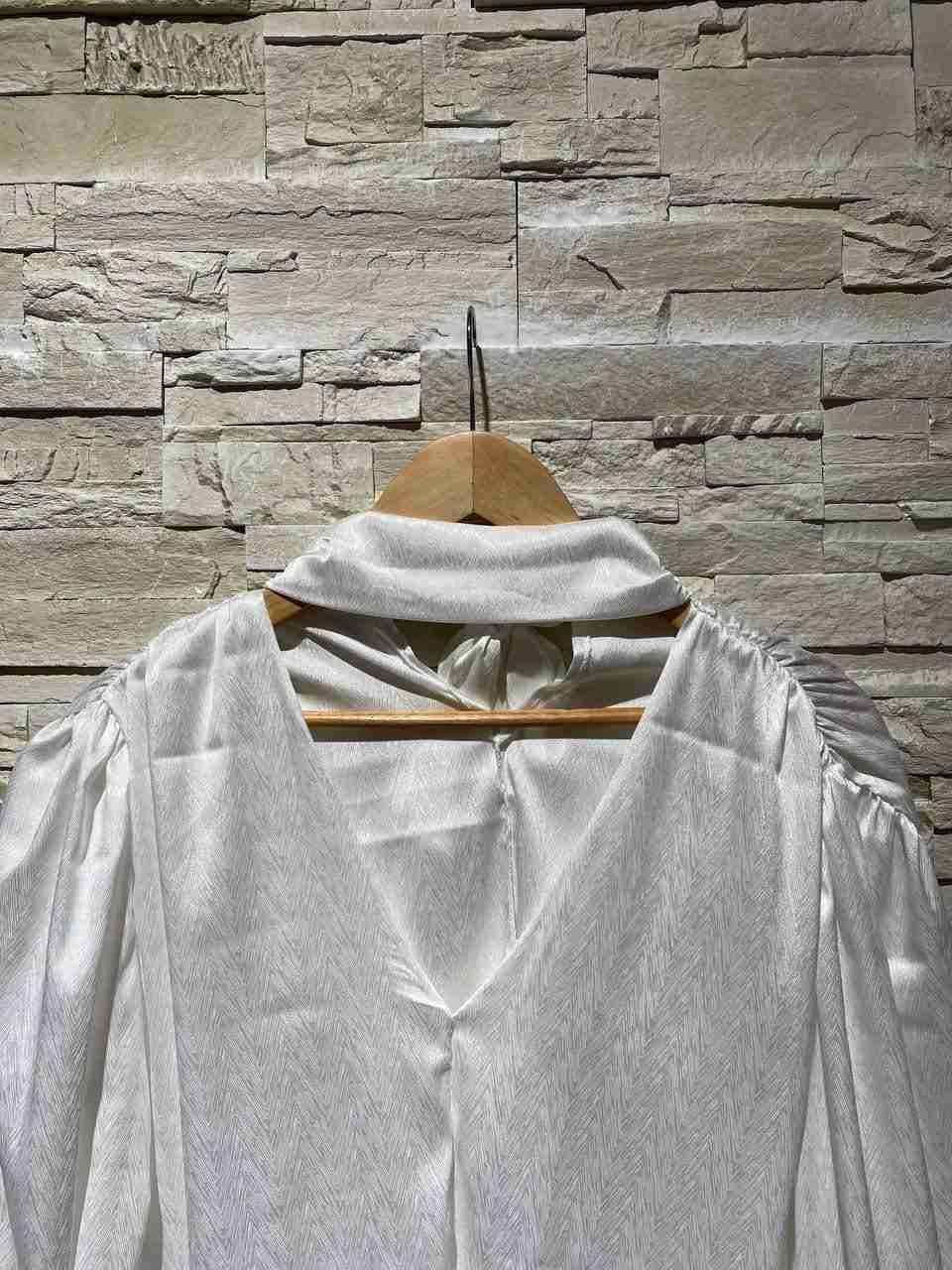 Blusa in raso scollata
