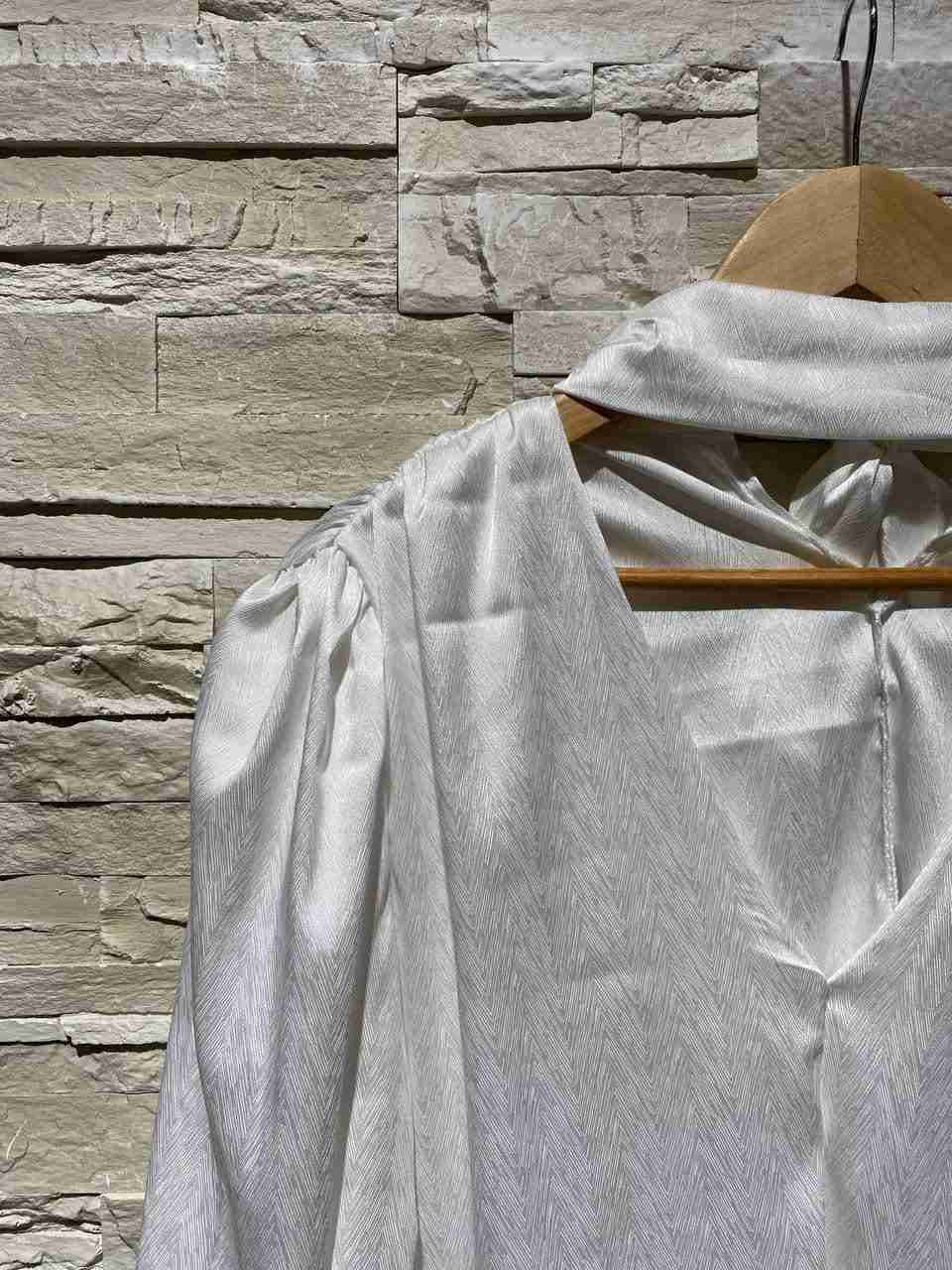 Blusa in raso scollata