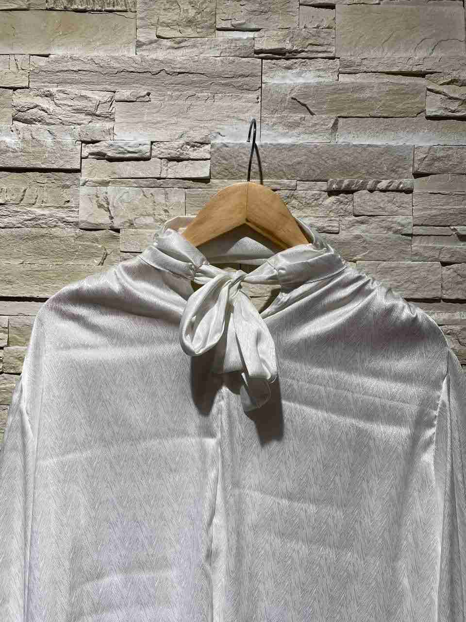 Blusa in raso scollata