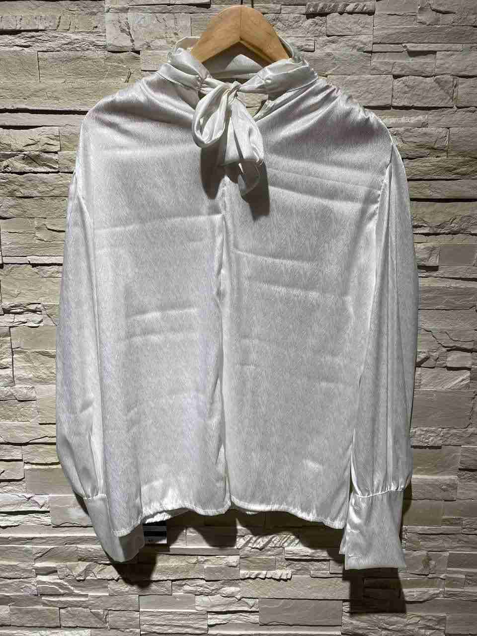 Blusa in raso scollata