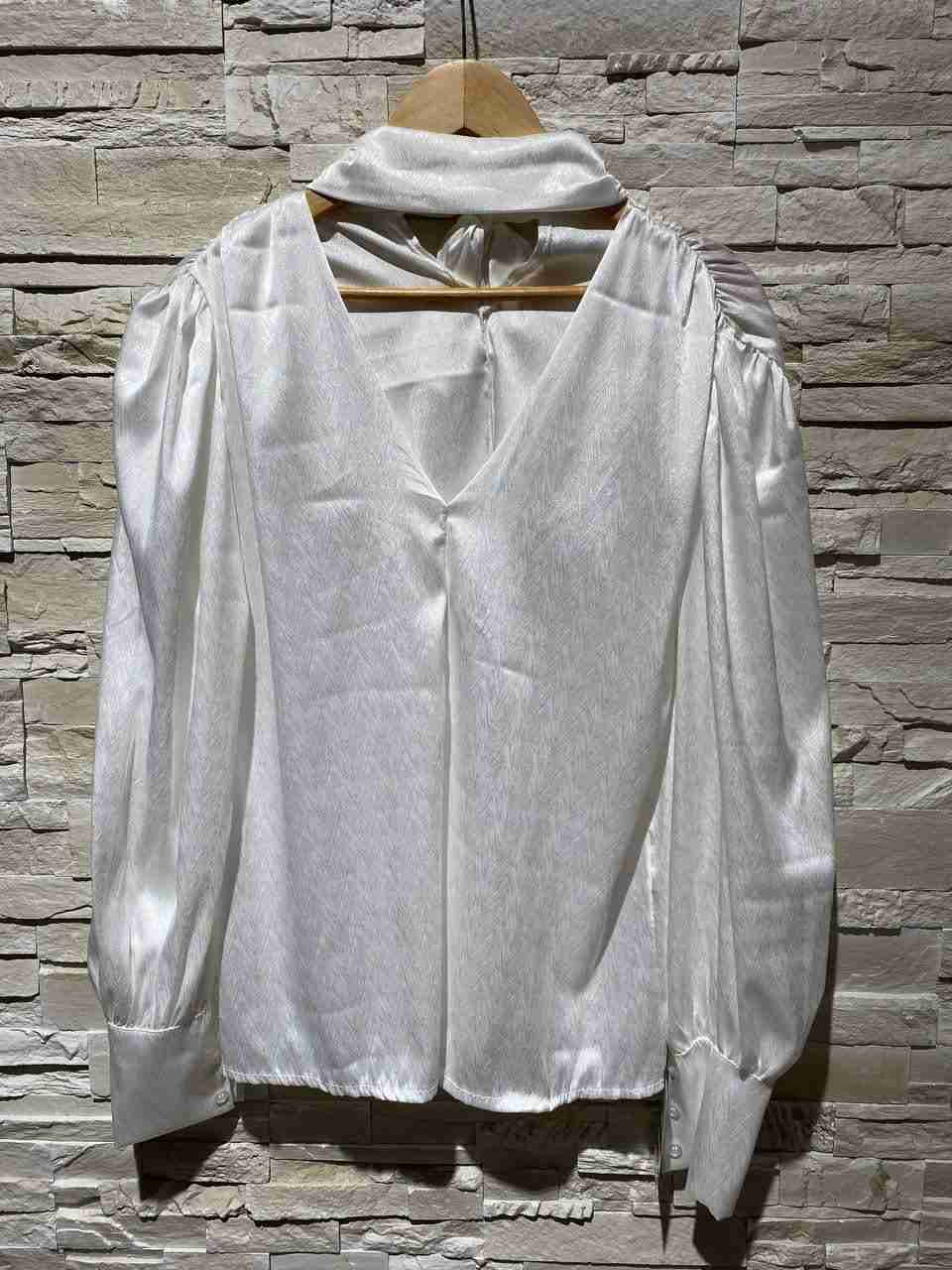 Blusa in raso scollata
