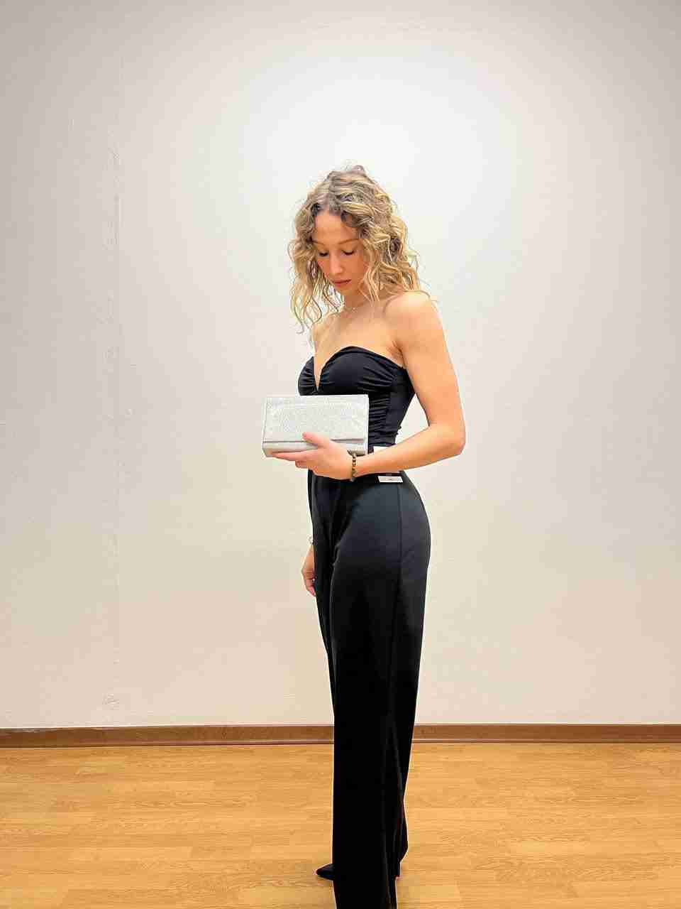 Tuta a corsetto e pantaloni a palazzo