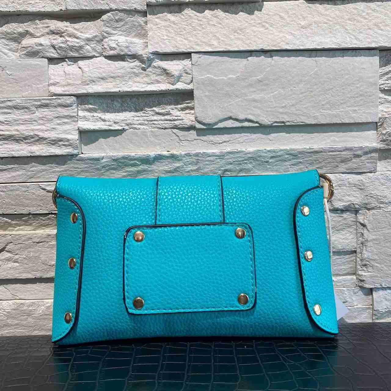 Pochette con dettaglio oro nella chiusura