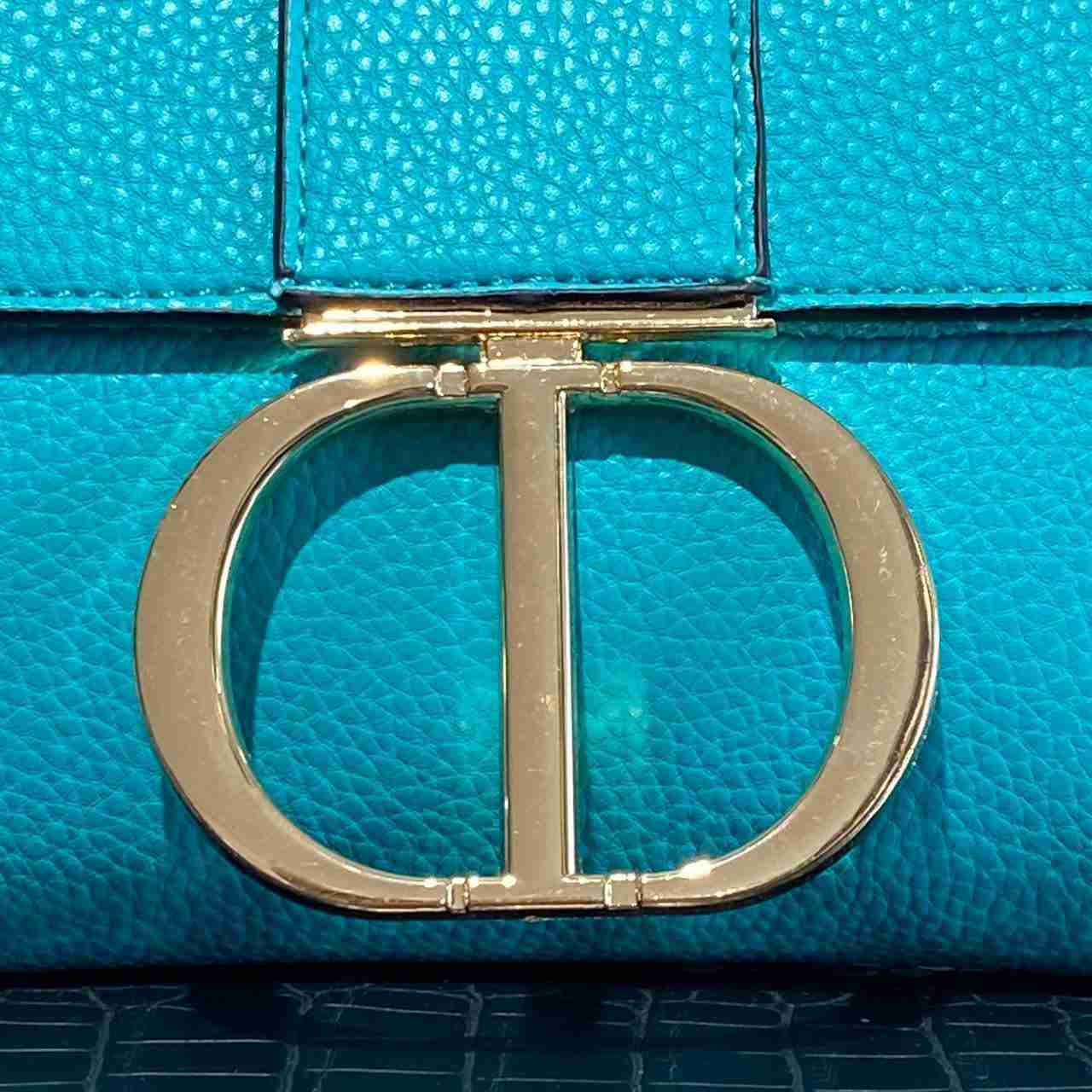 Pochette con dettaglio oro nella chiusura