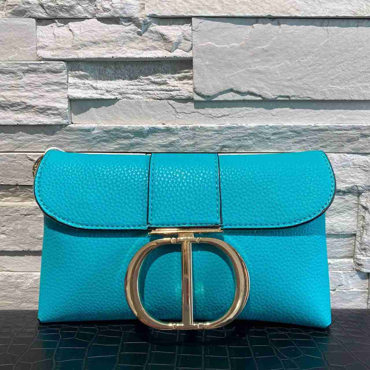 Pochette con dettaglio oro nella chiusura