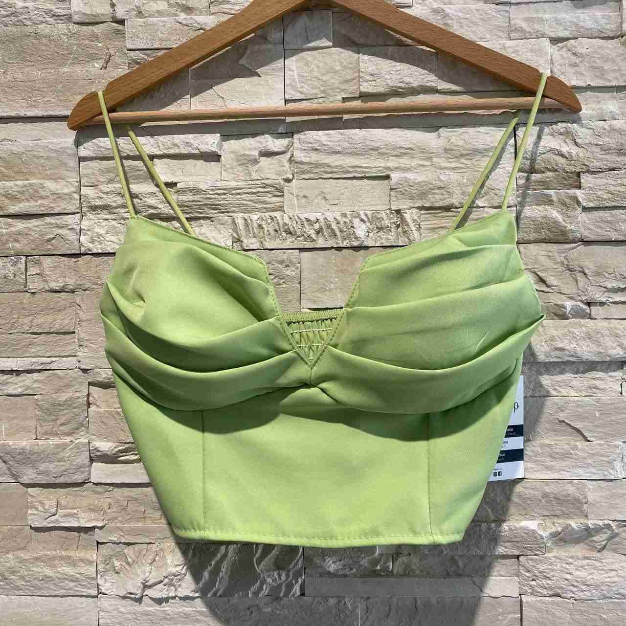 Top scollo a v con drappeggi