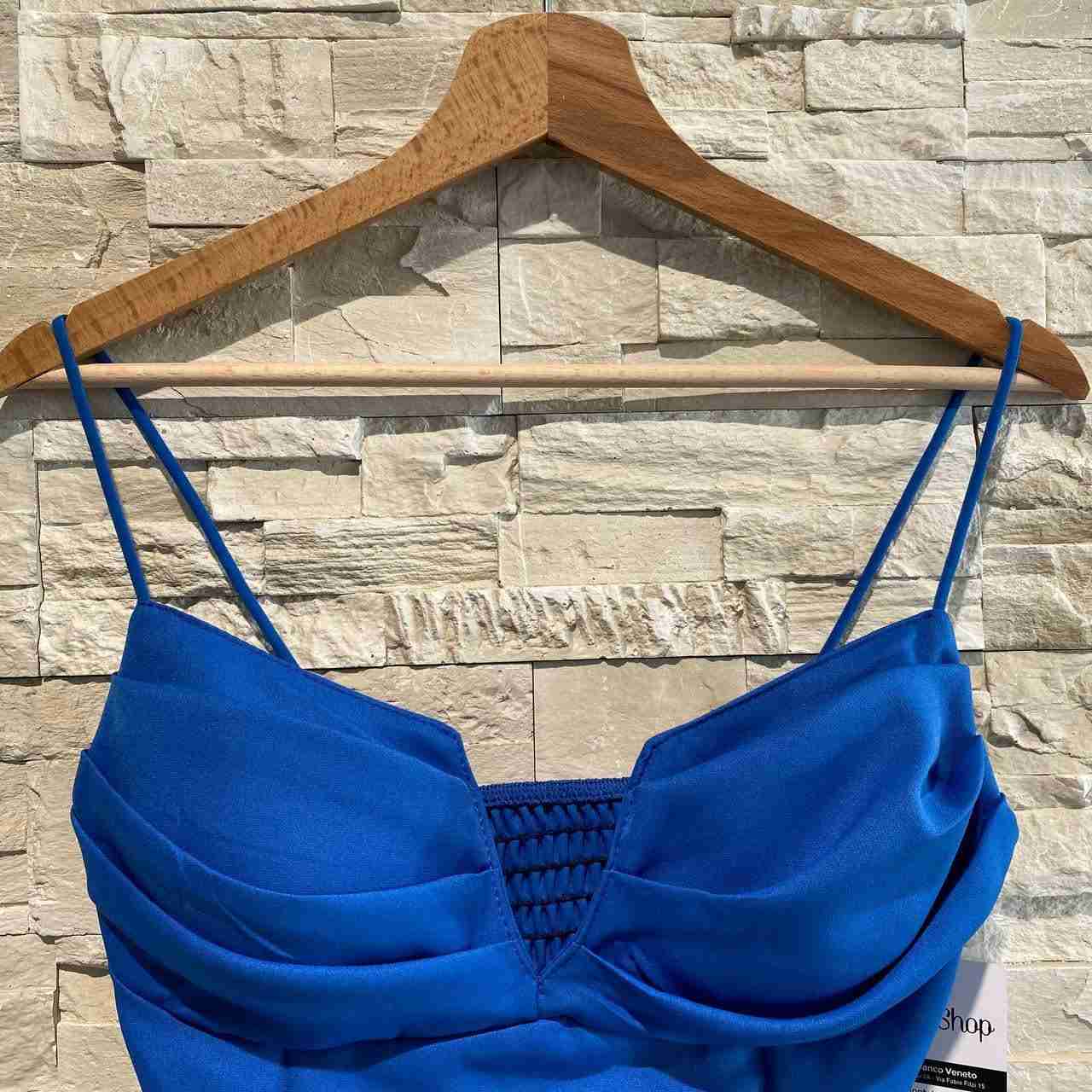 Top scollo a v con drappeggi