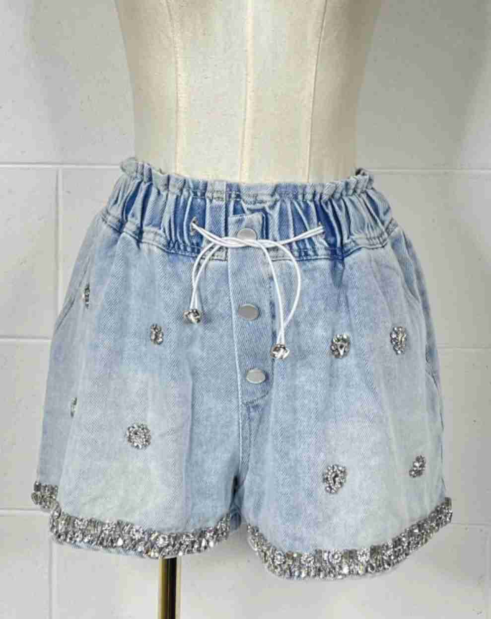 Shorts caramella con diamantini