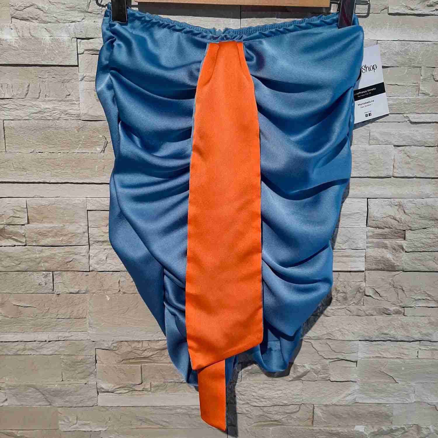 Gonna drappeggiata con fusacca in contrasto