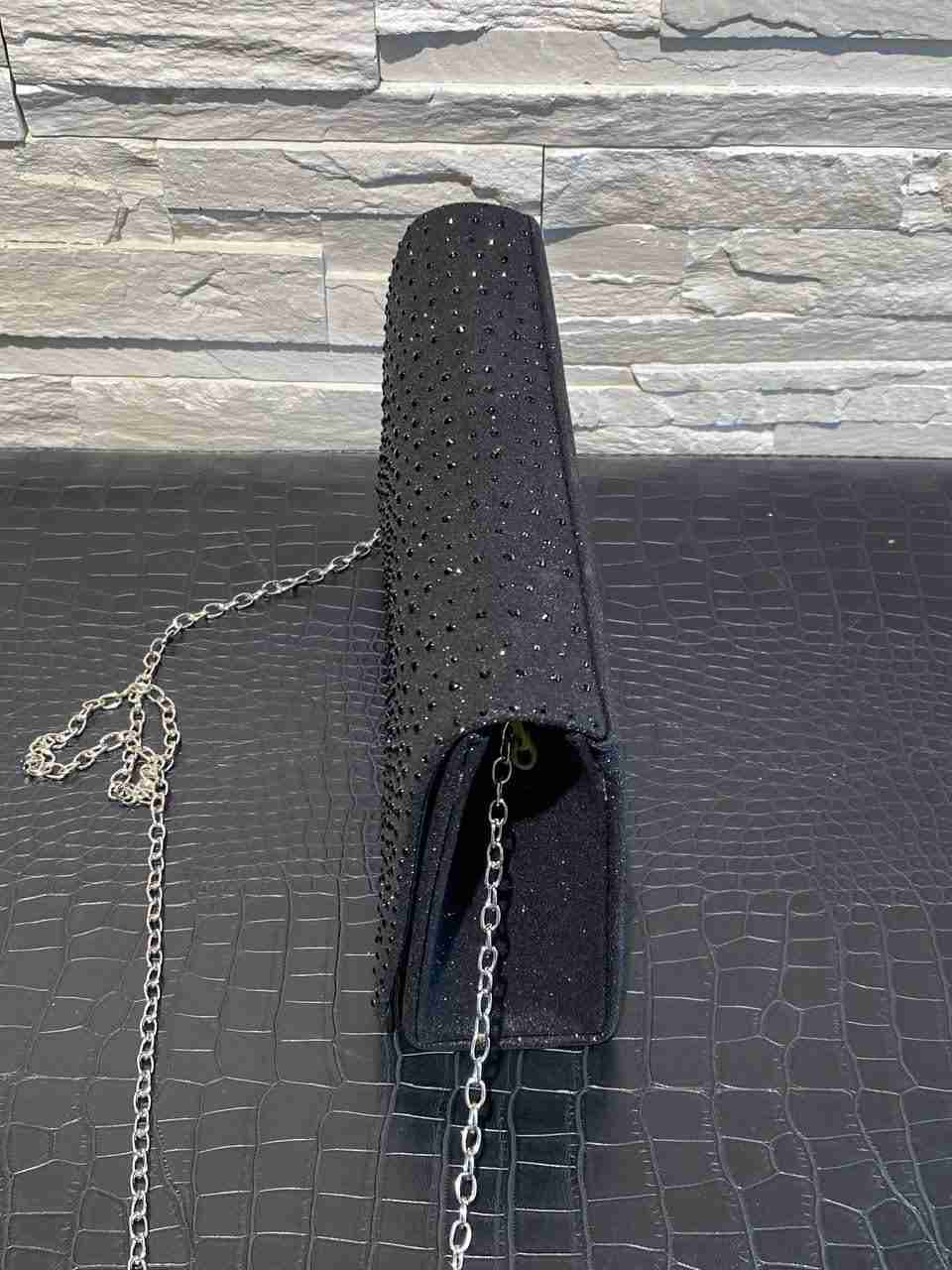 Pochette in lurex con dettaglio delle borchie davanti