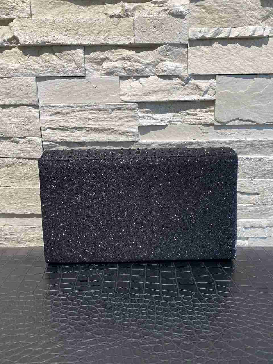 Pochette in lurex con dettaglio delle borchie davanti