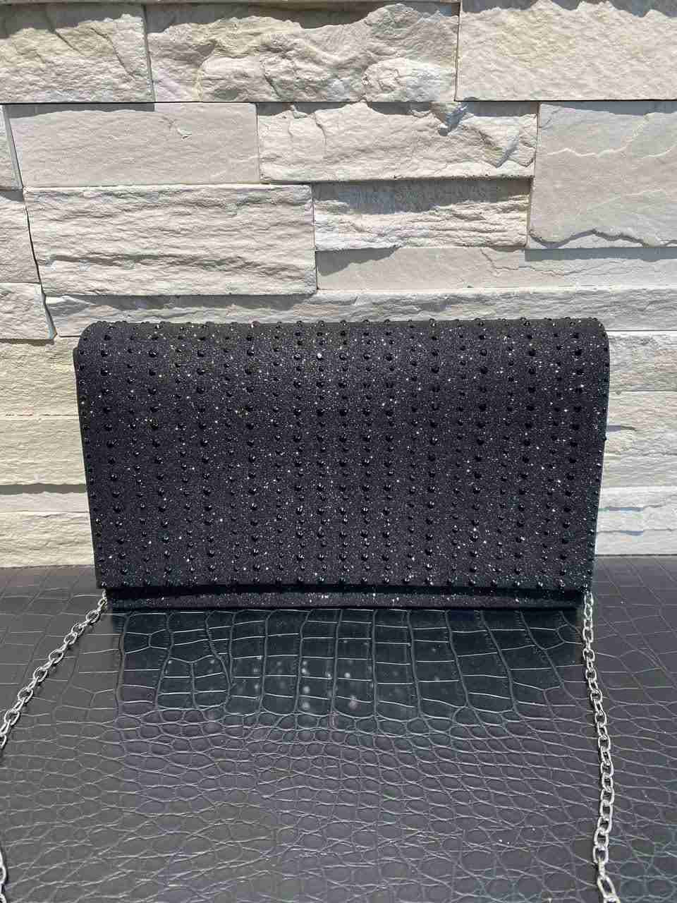 Pochette in lurex con dettaglio delle borchie davanti