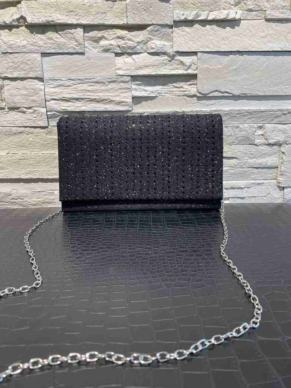 Pochette in lurex con dettaglio delle borchie davanti