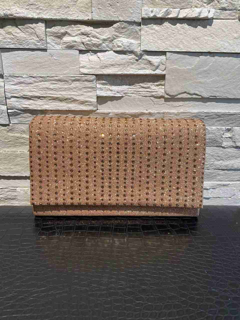 Pochette in lurex con dettaglio delle borchie davanti