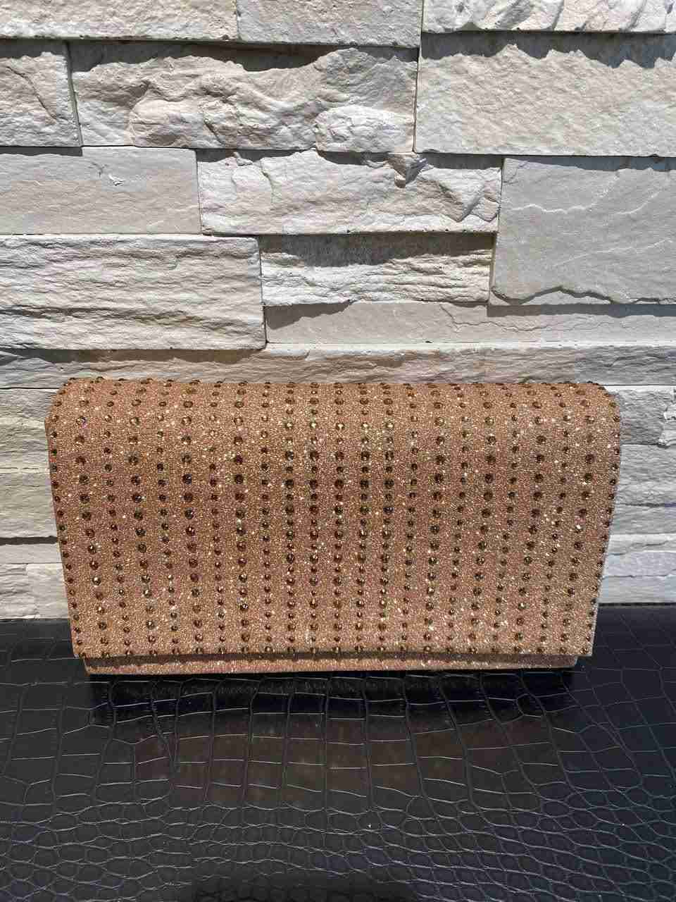 Pochette in lurex con dettaglio delle borchie davanti