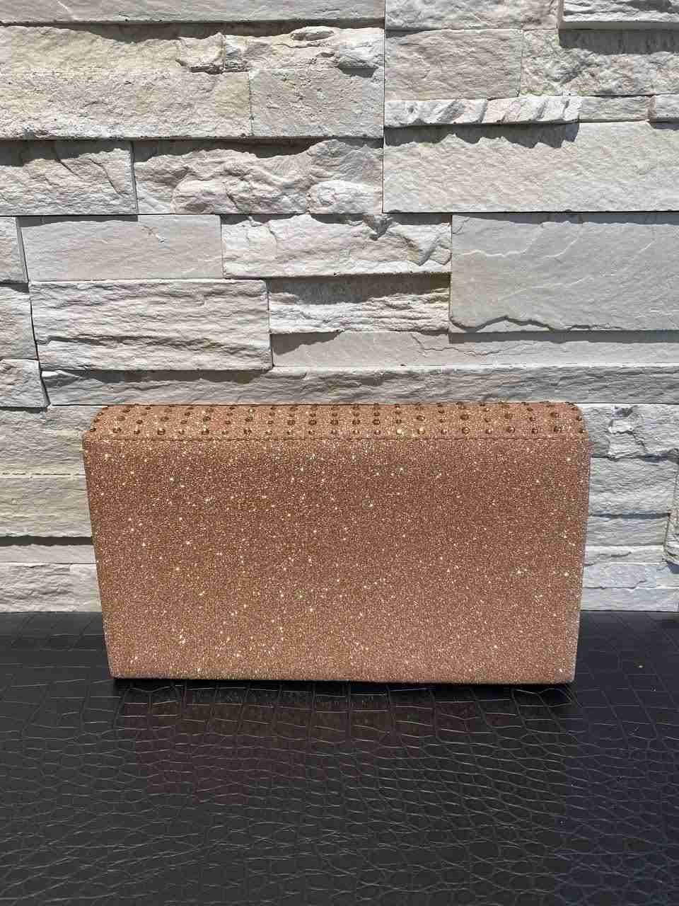 Pochette in lurex con dettaglio delle borchie davanti
