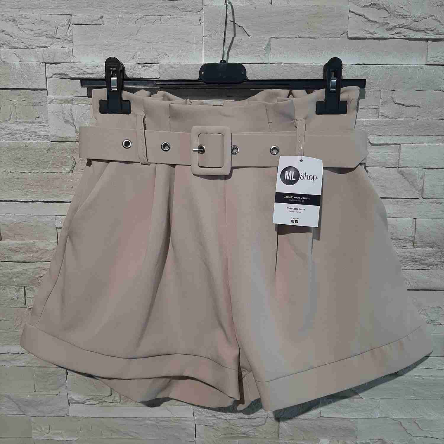 Pantaloncini a vita alta con cintura