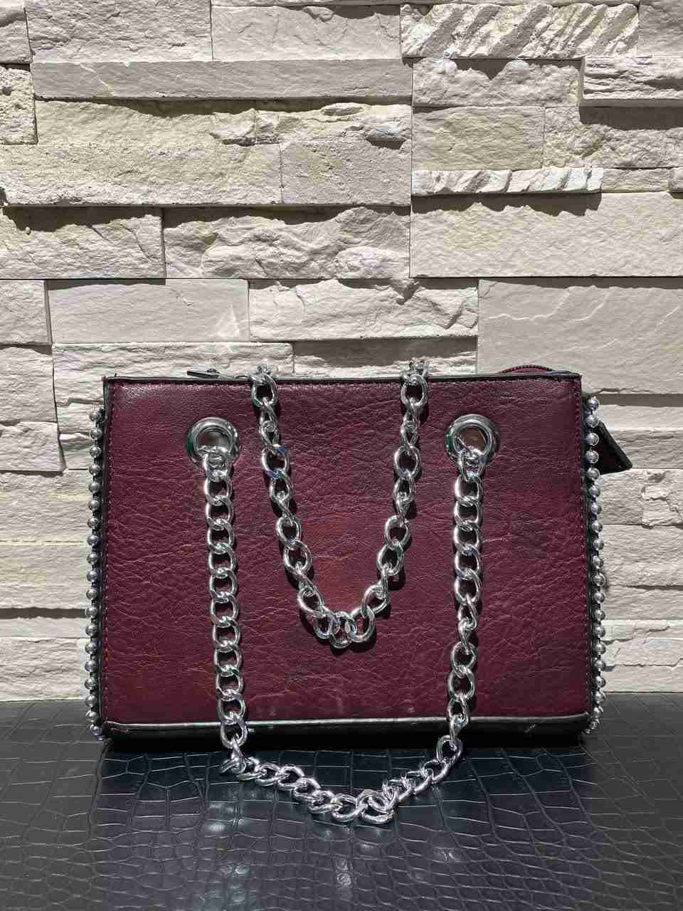 Borsetta rettangolare con dettaglio borchie