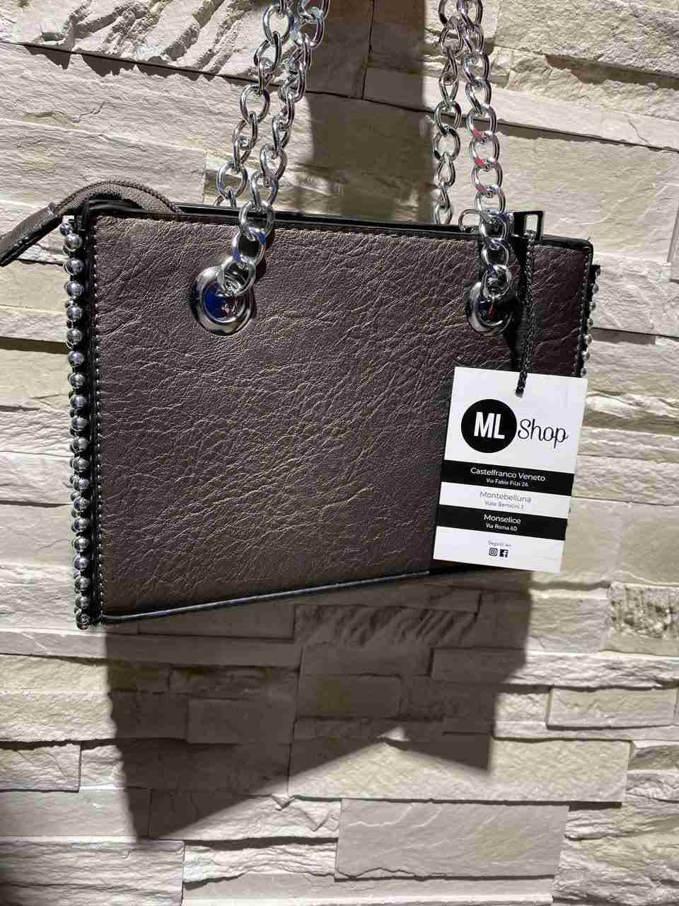 Borsetta rettangolare con dettaglio borchie