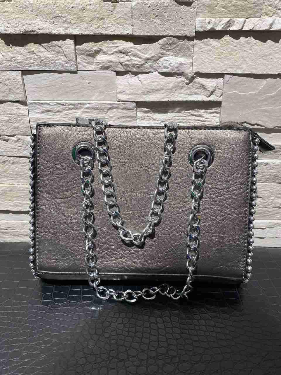 Borsetta rettangolare con dettaglio borchie