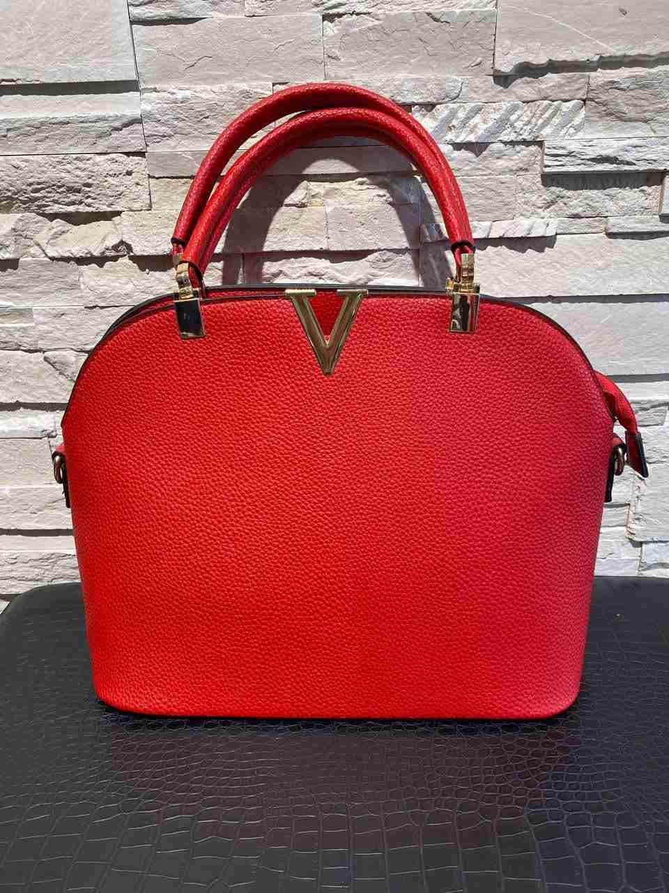 Borsa baule con dettaglio della v in oro
