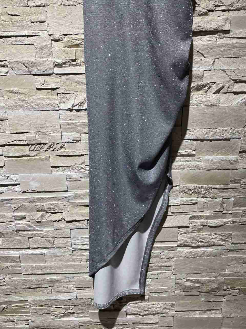 Abito in lurex a lunghezza irregolare