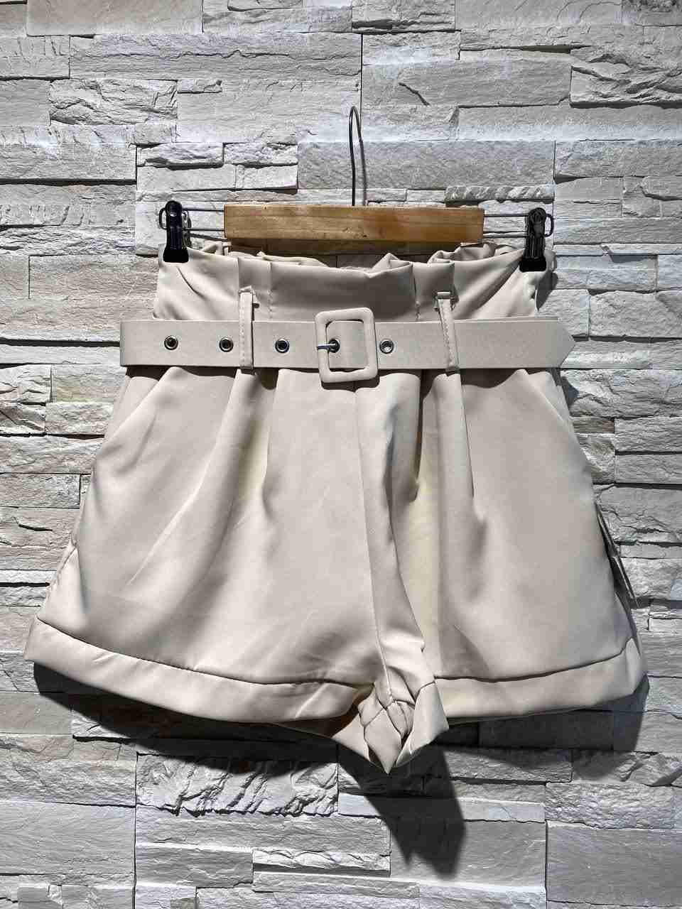 Pantaloncini a vita alta con cintura
