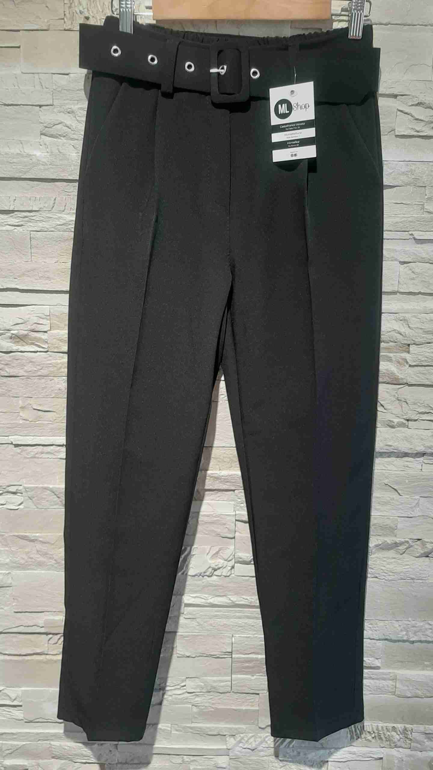 Pantaloni chinos con cinturino