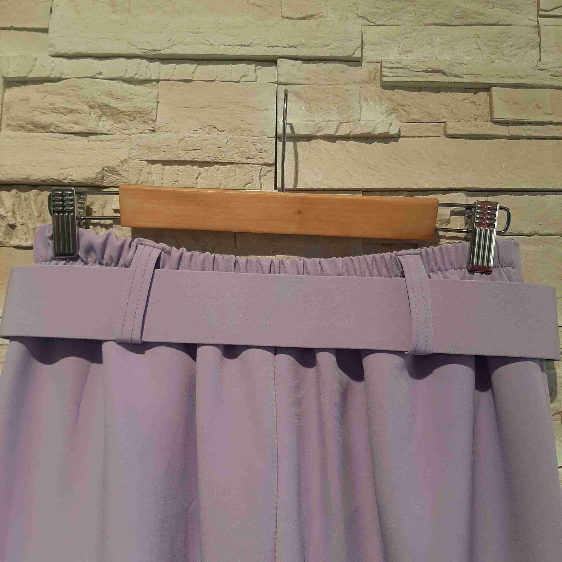 Pantaloni chinos con cinturino