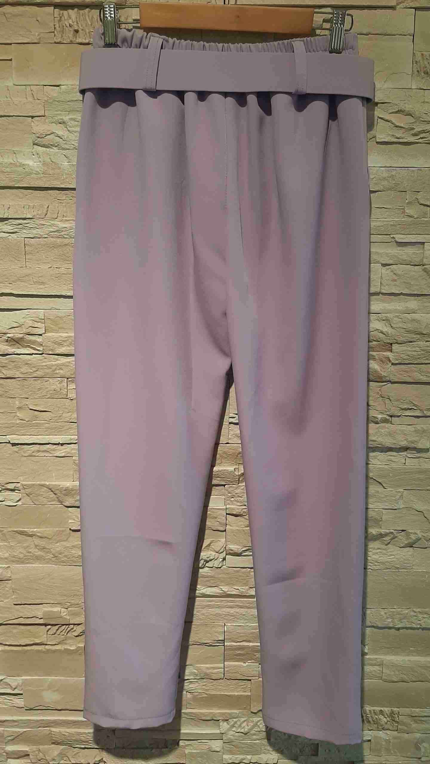 Pantaloni chinos con cinturino